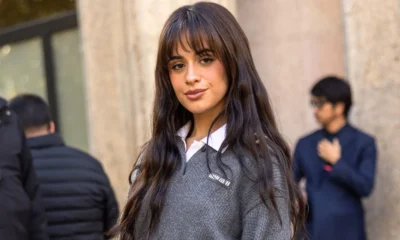 Camila Cabello con chaleco y pantalón de pana