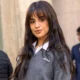 Camila Cabello con chaleco y pantalón de pana