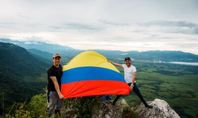 Colombianos con bandera de Colombia