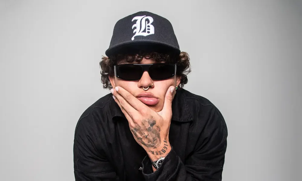 El cantante colombiano Beelé sujetándose la quijada/Diana Rey Melo/ Forbes Colombia