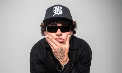 El cantante colombiano Beelé sujetándose la quijada/Diana Rey Melo/ Forbes Colombia