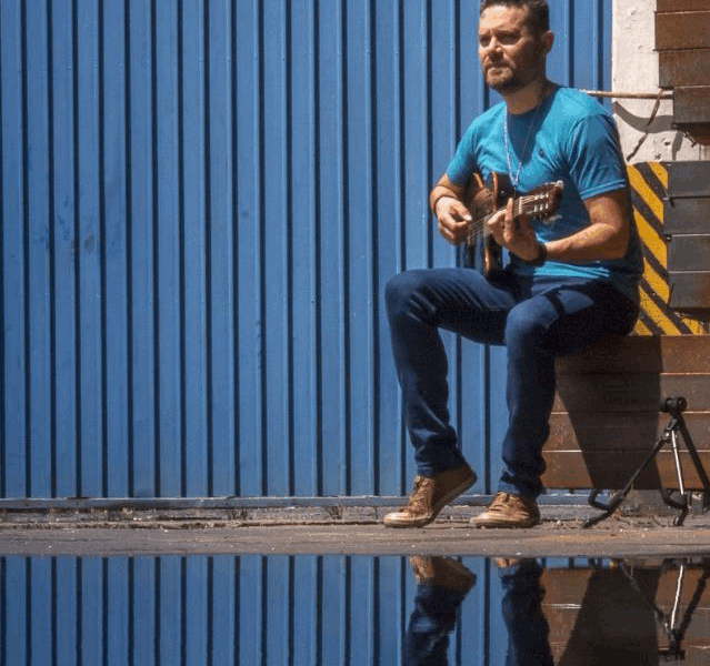 Luis Alfonso Pernía tocando la guitarra / imagen corteía