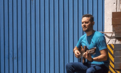 Luis Alfonso Pernía tocando la guitarra / imagen corteía