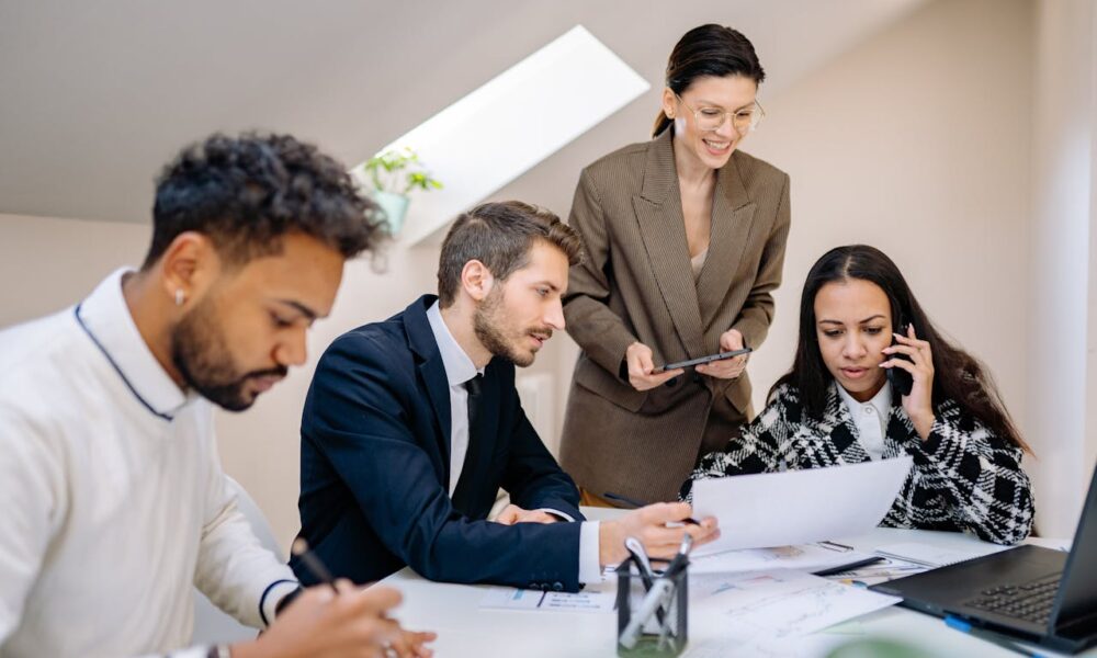 Grupo de emprendedores trabajando / Yan Krukau