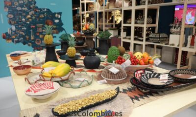 Mesa con artesanía colombiana en Ifema, Madrid