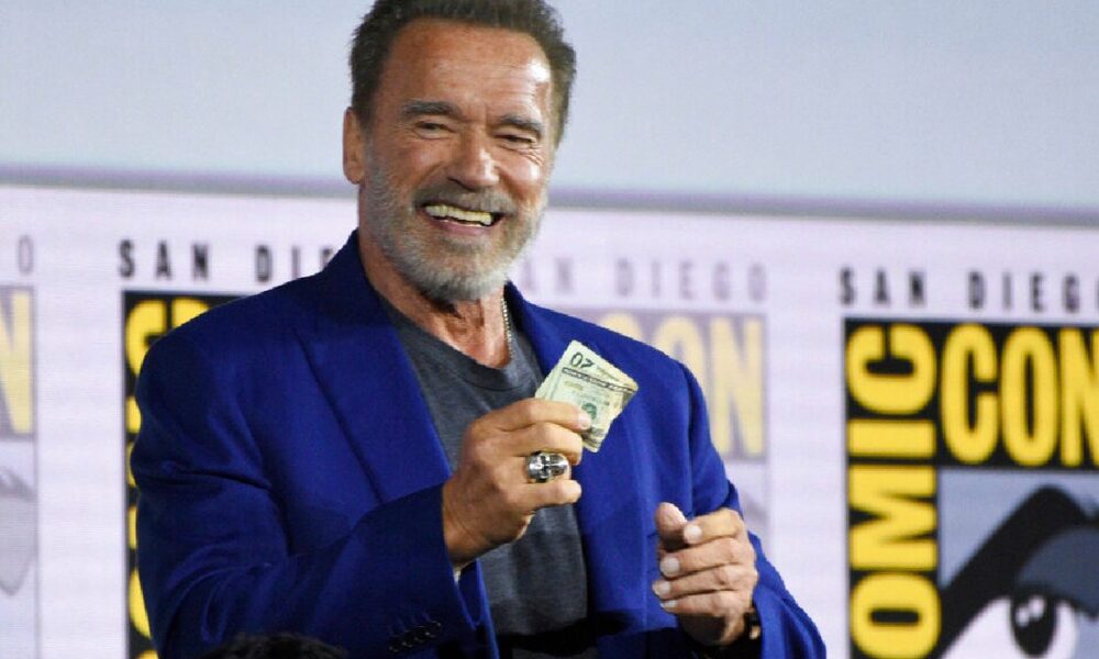 Arnold Schwarzenegger con un billete en la mano