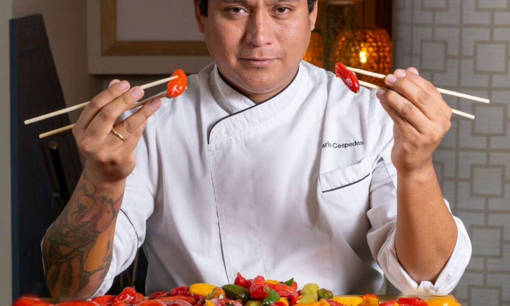 Chef colombiano Mario Céspedes con tomates , limones y pimiento