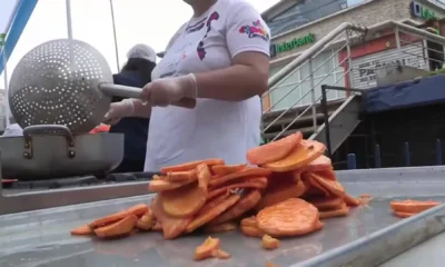 Hombre cocinando Pan de chicharrón peruano