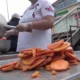Hombre cocinando Pan de chicharrón peruano
