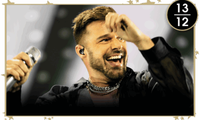 Ricky Martin sonriendo con un micrófono en la mano