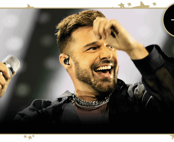 Ricky Martin sonriendo con un micrófono en la mano
