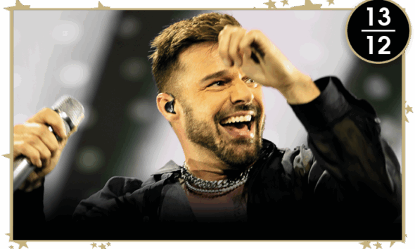 Ricky Martin sonriendo con un micrófono en la mano