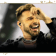 Ricky Martin sonriendo con un micrófono en la mano