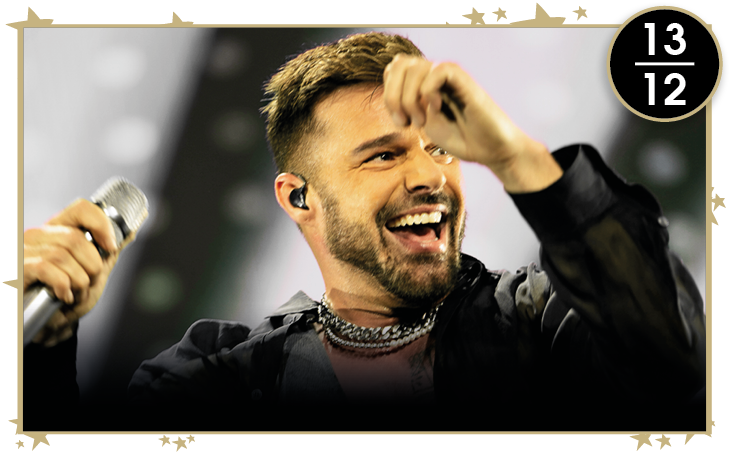 Ricky Martin sonriendo con un micrófono en la mano