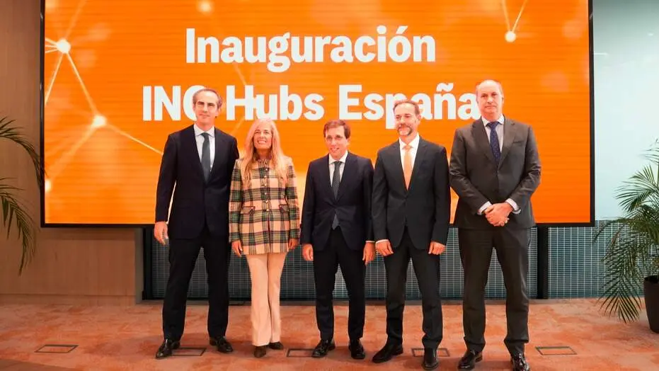 Personas representantes de Inauguración de Hubs España con el alcalde de Madrid Almeida