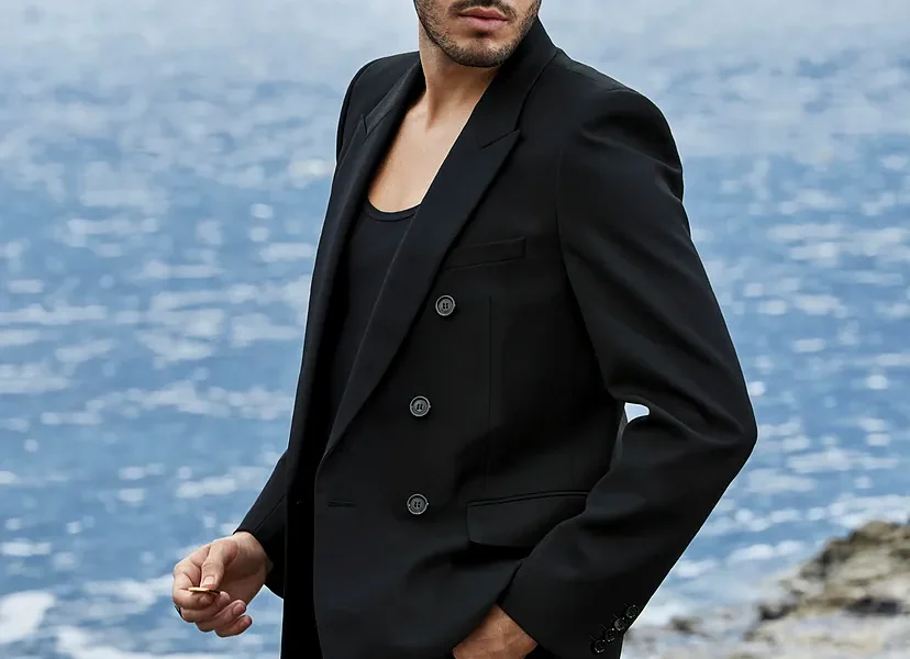 Sebastián Yatra posando con el mar de fondo