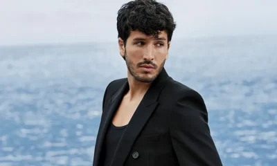 Sebastián Yatra posando con el mar de fondo