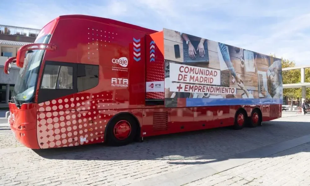 Autobús rojo de la Comunidad de Madrid para asesorara a emprendedores