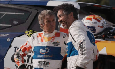 Eduardo Blaco y Jesús Callejas junto a vehículo en Dakar