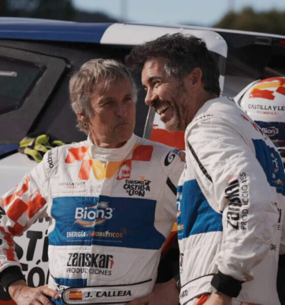 Eduardo Blaco y Jesús Callejas junto a vehículo en Dakar