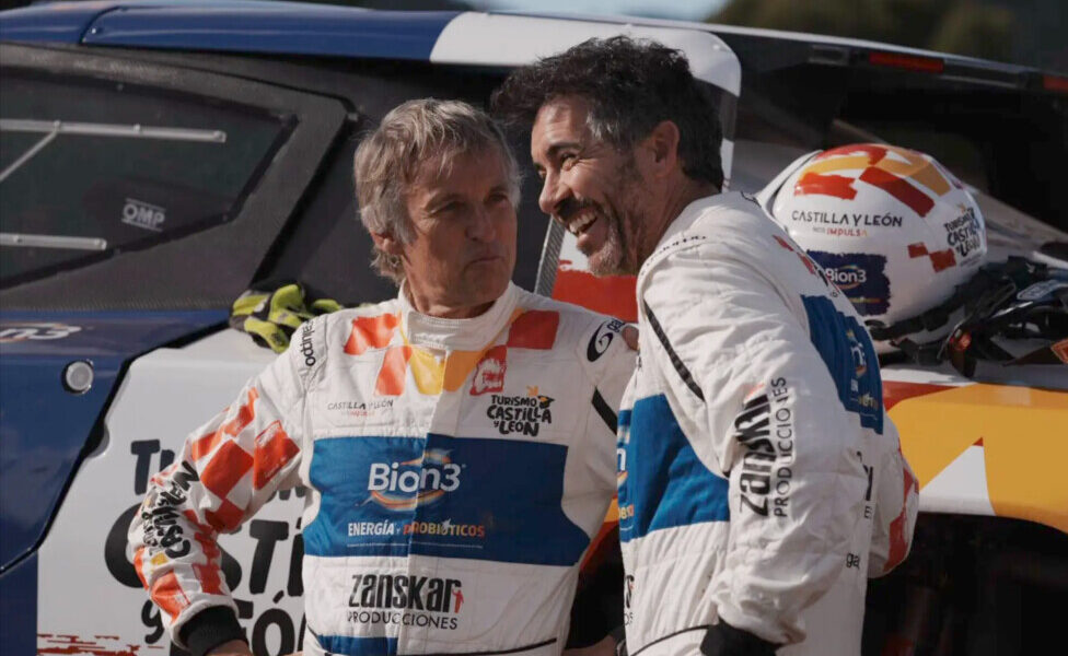 Eduardo Blaco y Jesús Callejas junto a vehículo en Dakar