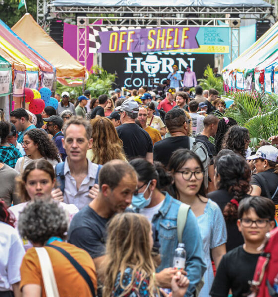Personas en la Feria del Libro de Miami