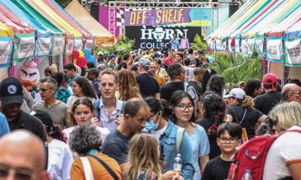 Personas en la Feria del Libro de Miami
