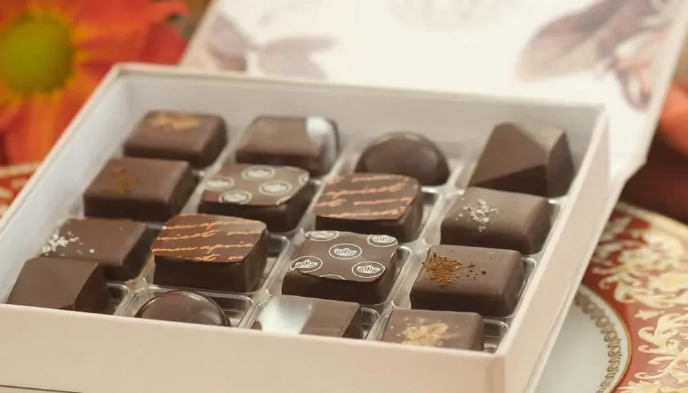 Caja de bombones hechos con cacao venezolano colocados sobre mesa