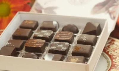 Caja de bombones hechos con cacao venezolano colocados sobre mesa