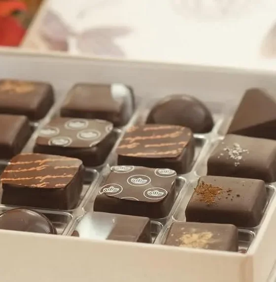 Caja de bombones hechos con cacao venezolano colocados sobre mesa