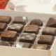 Caja de bombones hechos con cacao venezolano colocados sobre mesa