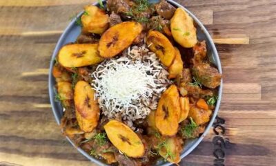 Zarapa receta colombiana servida en plato sobre la mesa con plátano maduro, arroz y guiso de vegetales