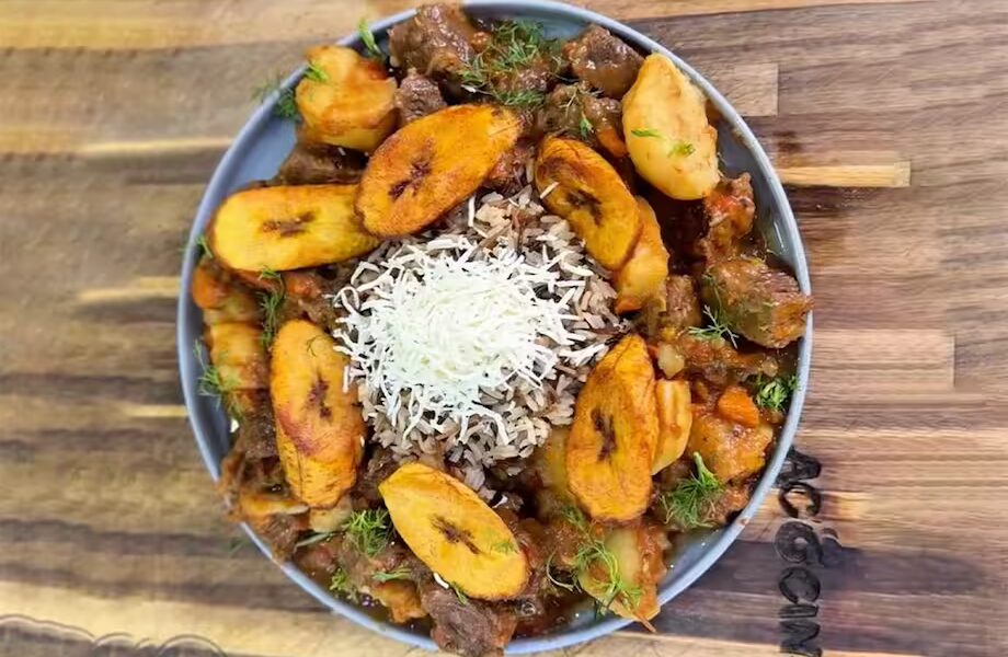 Zarapa receta colombiana servida en plato sobre la mesa con plátano maduro, arroz y guiso de vegetales