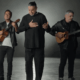 Cantante Luis Enrique junto al grupo C4trio