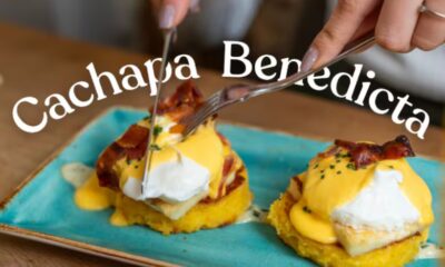 Manos de mujer contando dos cachapas Benedicta colocadas en un plato