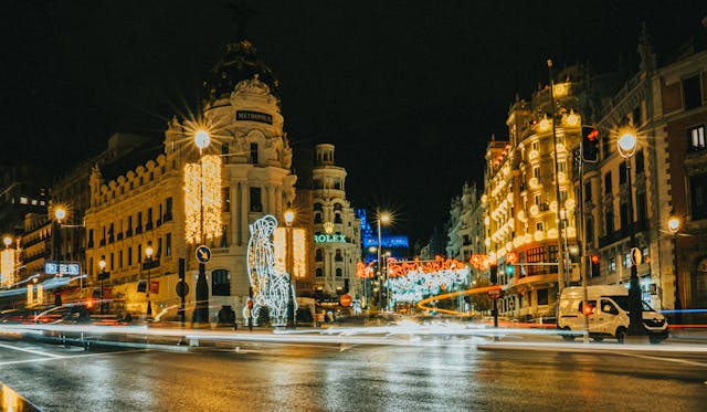 Foto de la Gran Vía de Madrid con el edificio de Rolex en el fondo