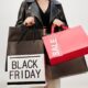 Mujer sujetando bolsas de compra de rebajas y Black Friday