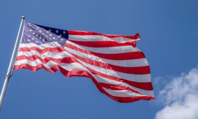 Bandera de Estado Unidos ondeando en ele cielo