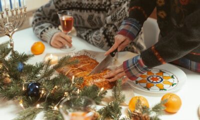 Mujer cortando un plato de comida en una mesa navideña