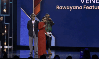 Integrantes del grupo Rawayana en el escenario recibiendo el Grammy, juento a la Locutora Erika De la Vega