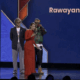 Integrantes del grupo Rawayana en el escenario recibiendo el Grammy, juento a la Locutora Erika De la Vega